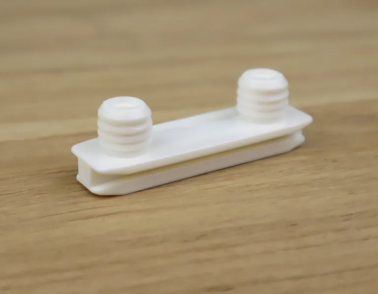 Blindfeltbeslag justerbart høyde/side tredelt hvit