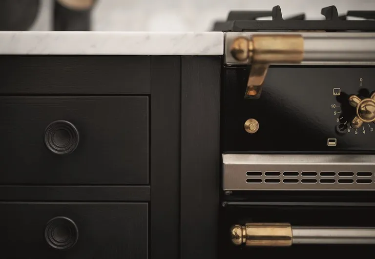 Knott 3010 Furnipart Fleur Ø46mm Matt Sort / Støpejern